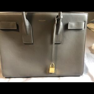 CLASSIC SAC DE JOUR medium IN GRAINED LEATHER grey